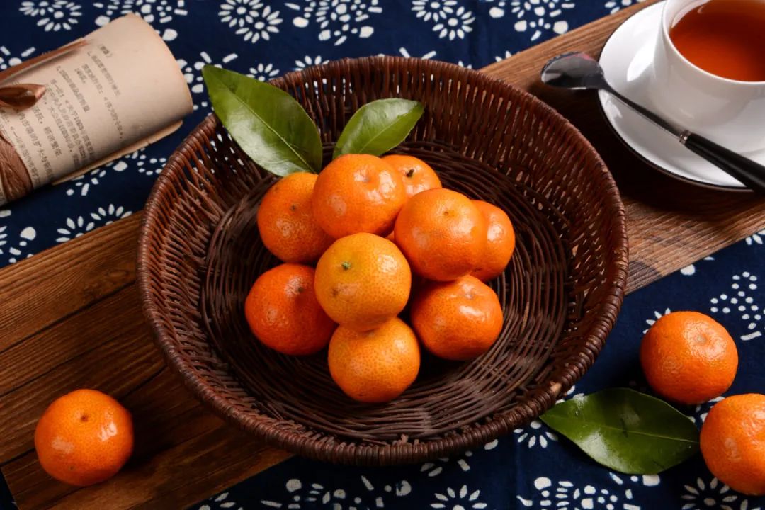 橘子中含有丰富的糖分,蛋白质,氨基酸,柠檬酸,胡萝卜素,纤维素以及矿