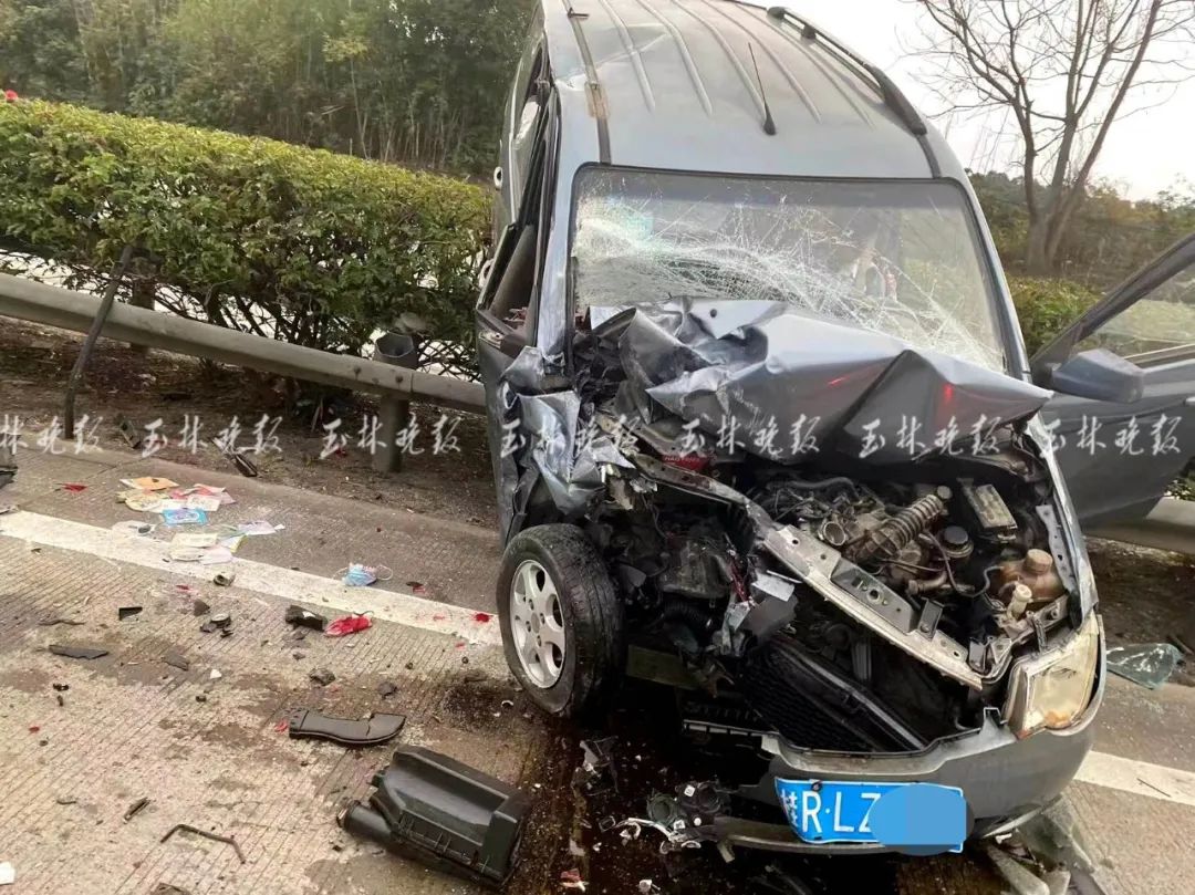 画面惊险广昆高速三车两次追尾柳微180大翻转