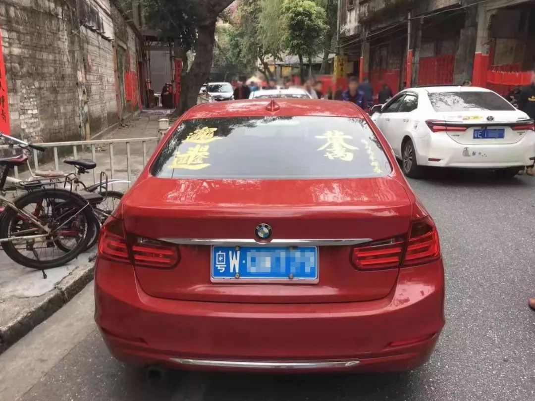 的后挡风玻璃上等待师傅为其书写"挥春"5台小车正在路旁"排队"去年,禅