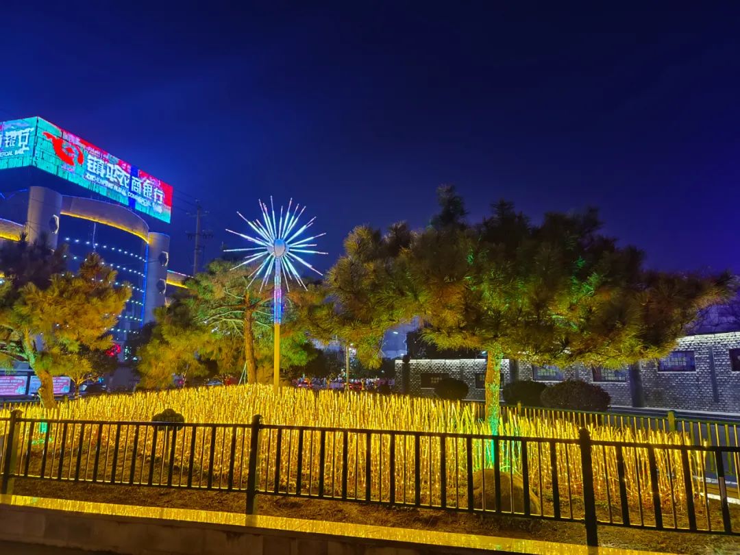 镇平广场换装迎新年霓虹闪耀贺新春