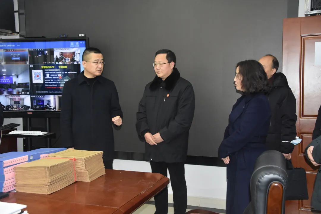 县委常委政法委书记陈政到通江法院看望慰问干警