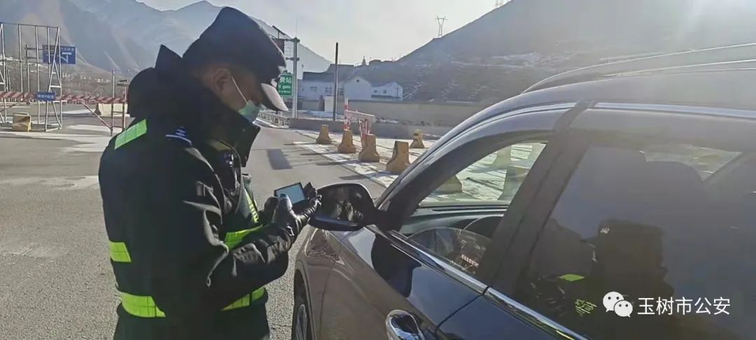 一線警務公安檢查站男子非法安裝警用警報器被檢查站民警查獲