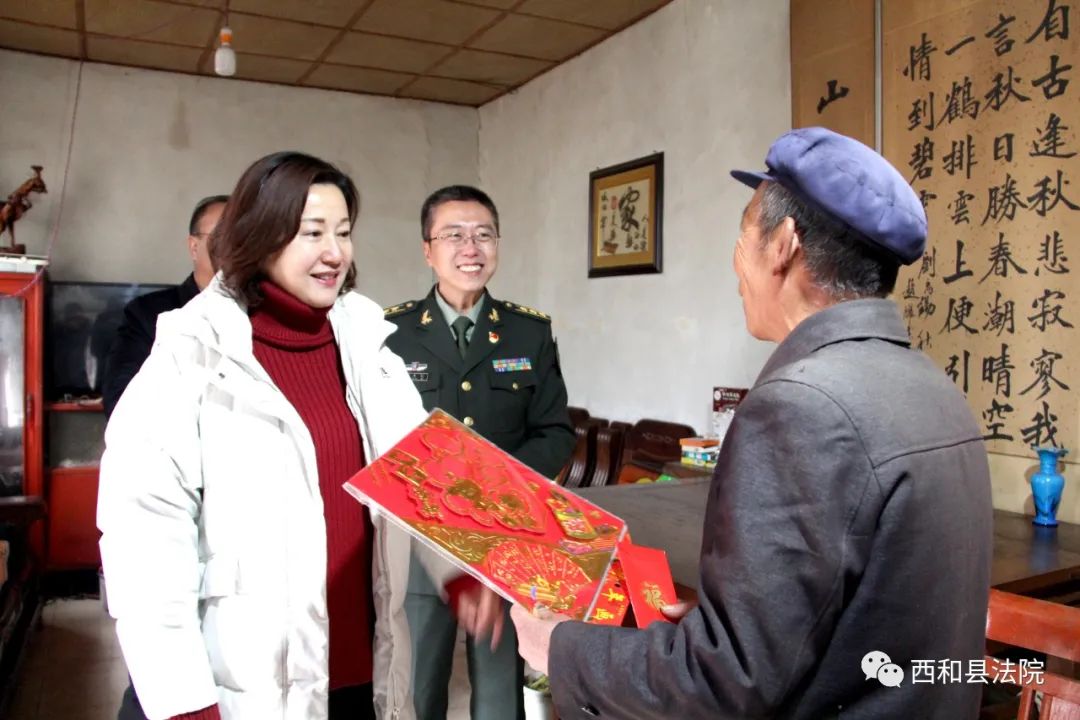 节前送祝福关怀暖人心石晓梅尹政凯深入六巷乡开展