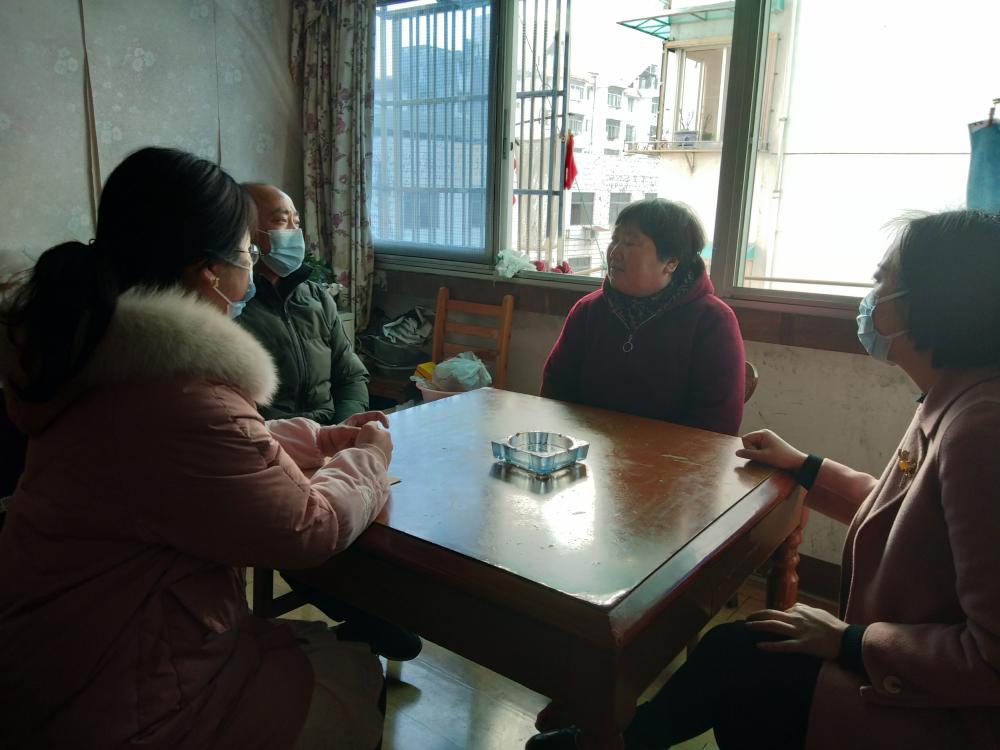 春节蔡广琴一行登门走访了退役军人,困难妇女等类型的