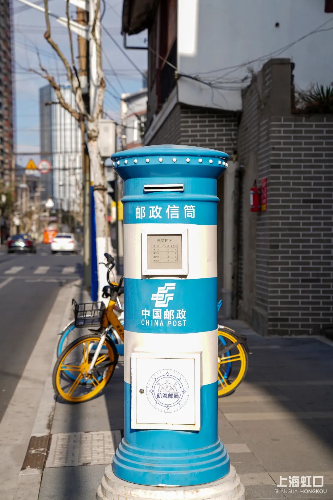 中邮政系统一贯采用的绿色,航海邮局拥有全国唯一一只蓝白相间的邮筒