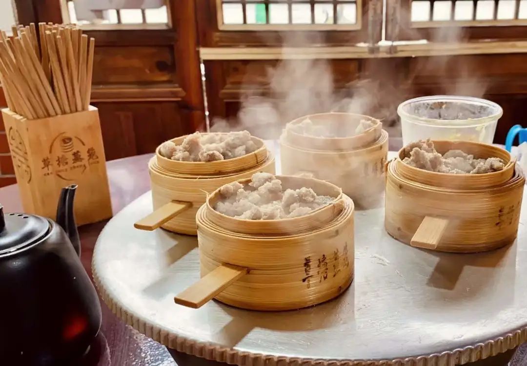 老字号餐厅——草塘蒸笼,这家店的蒸笼菜特色在于桌子正中间的大圆盘