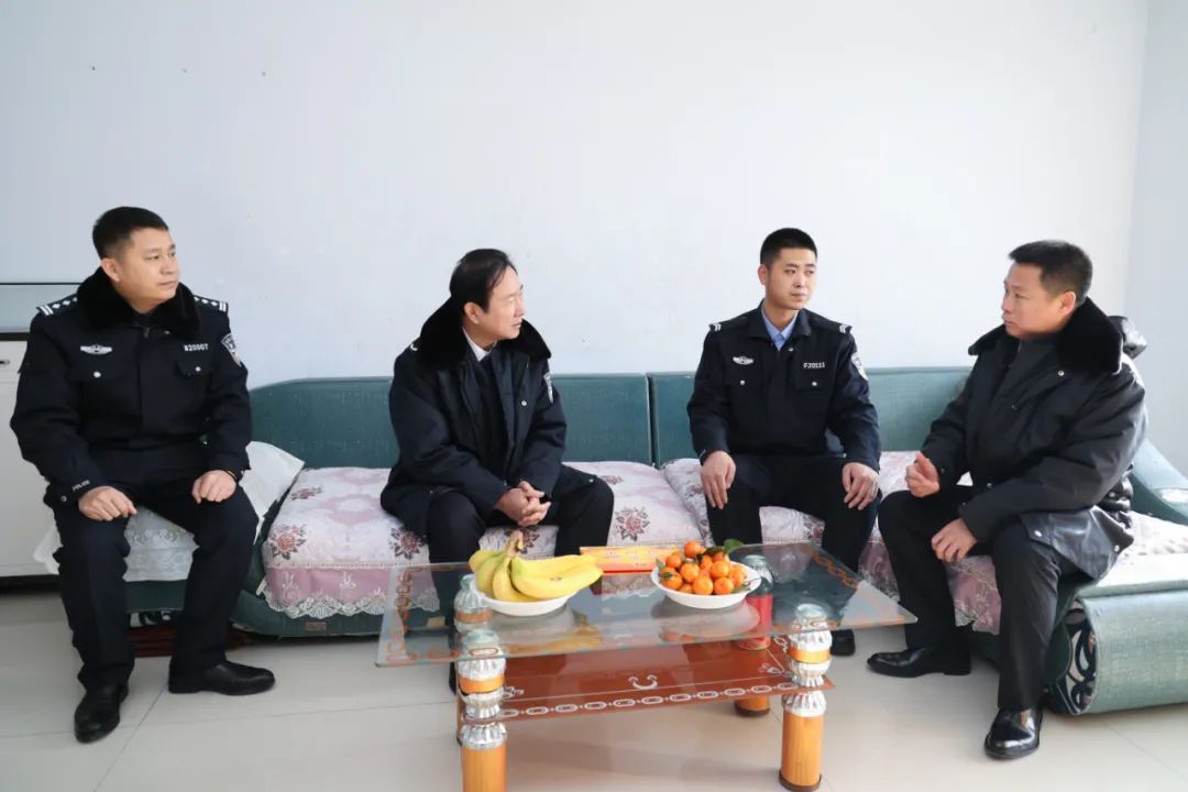 张宝学同志春节前到镇赉县走访慰问困难民警辅警