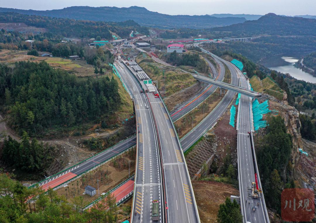 加快项目前期工作,将确保成渝遂渝扩容,大垫,天眉乐等10个高速公路