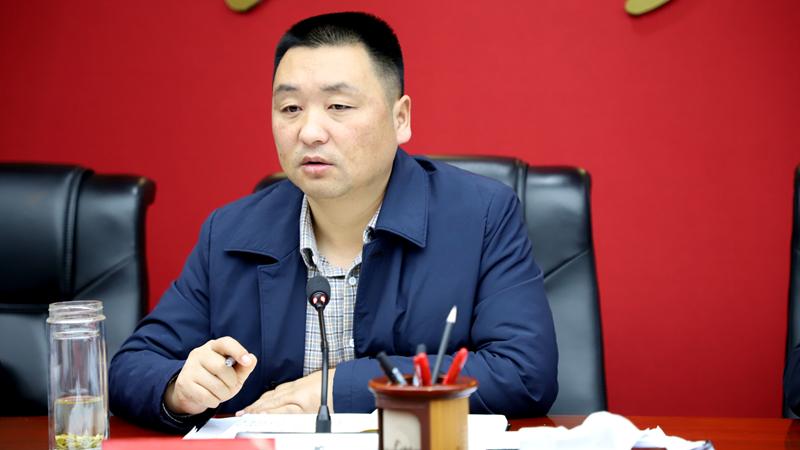 管庆良奋力推进农村五治工作走前列出示范