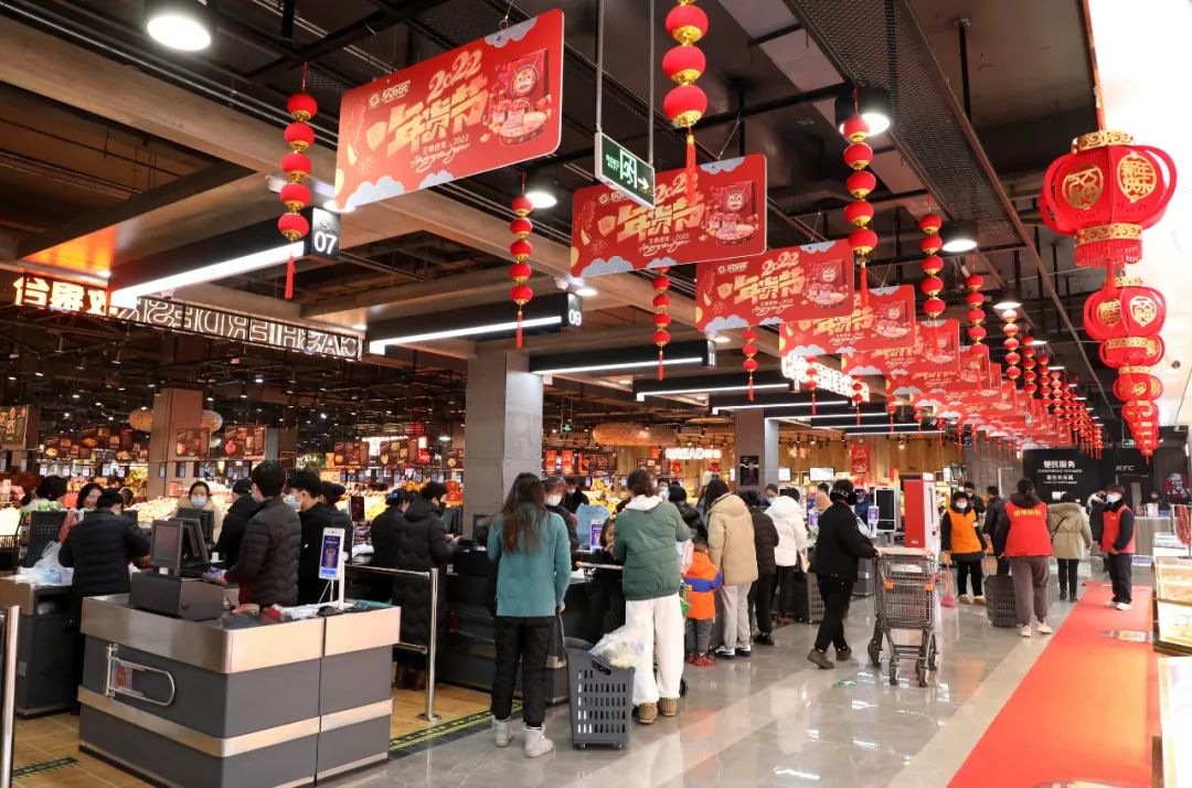 新春走基层现场实拍春节市场供给足年货买卖忙