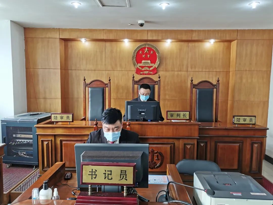 春节前夕,海淀法院综合审判庭法官王志勇利用"云法庭"系统,办理杜某某