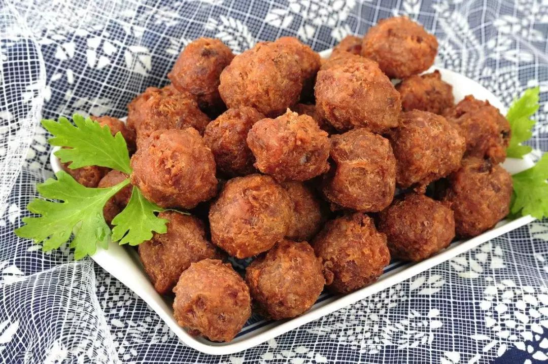 炸肉圆早已成为家家户户过年的标配,走街串巷,闻香识味.