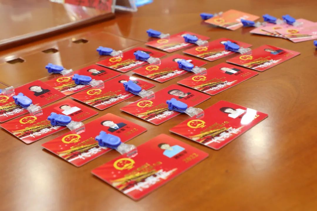 领取参会证件和会议相关资料并陆续前往各代表团完成体温监测,出示