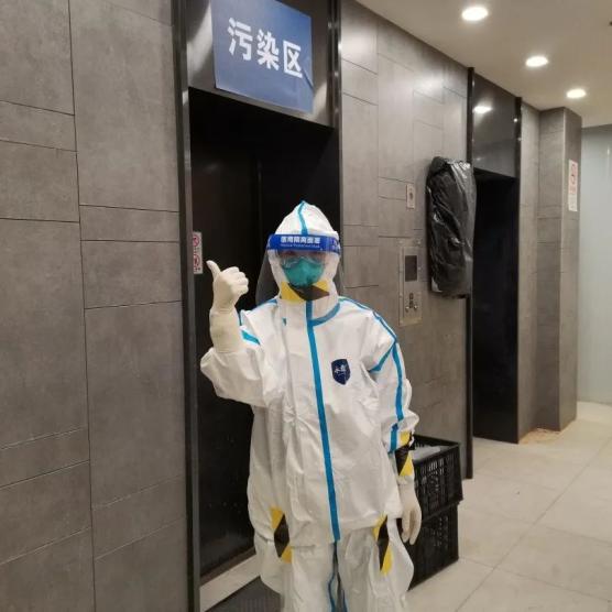 一批又一批的农工党党员默默地坚守在全区各家隔离酒店,在严抓防疫的