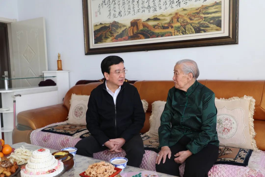 头条崔勇一行开展春节前走访慰问活动