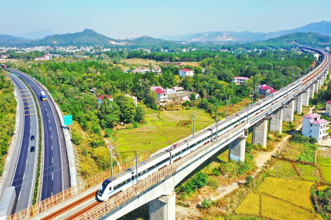厦蓉高速和赣瑞高铁穿境而过来源:赣南日报原标题:《会昌打造粤港澳大