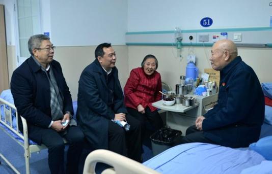 院区,看望去世的房县法院院长胡琼的家属和住院治疗的离休干部刘治民