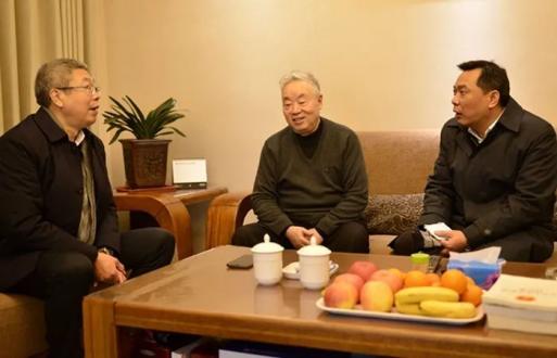 院区,看望去世的房县法院院长胡琼的家属和住院治疗的离休干部刘治民