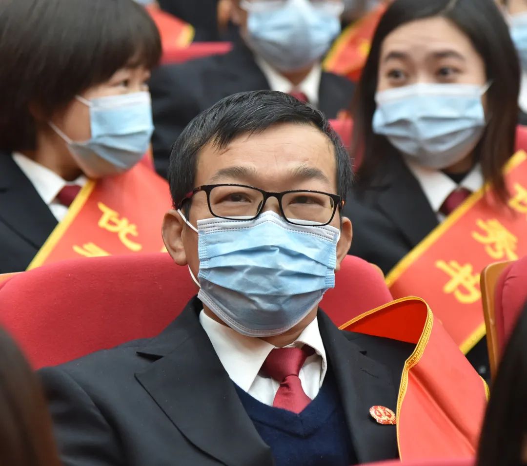 法官助理韩振远听着简院长有温度更有深度的讲话,回想一年的点点滴滴