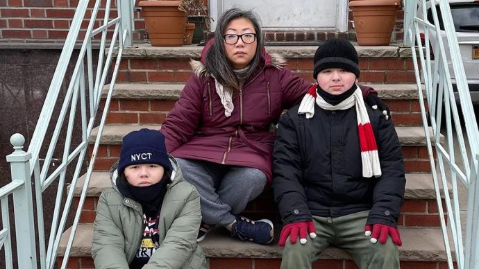 在纽约，一位华人妈妈担忧疫情将孩子留在家，现在却面临儿童虐待调查
