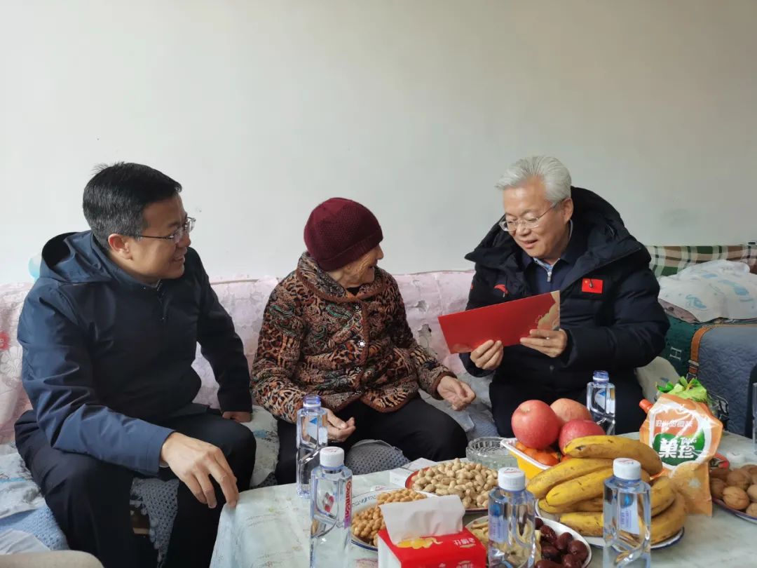 市委常委宣传部部长苏忠胜深入鄂托克旗开展春节走访慰问