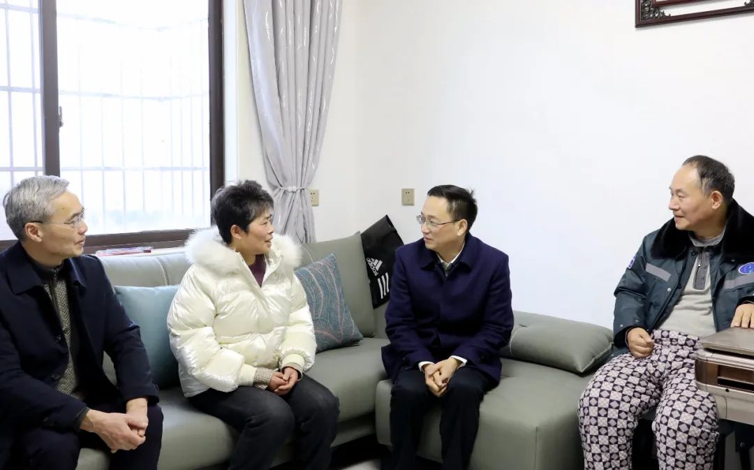 市委常委政法委书记郭家满走访慰问法院干警