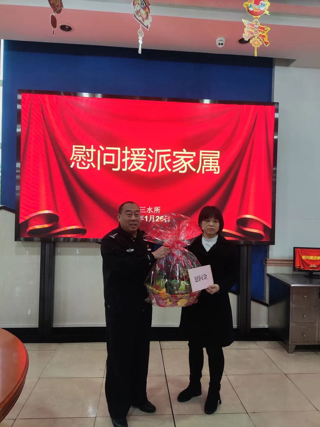 四分所慰问援派民警家属▲医院慰问援派民警家属end往期回顾文字跬 