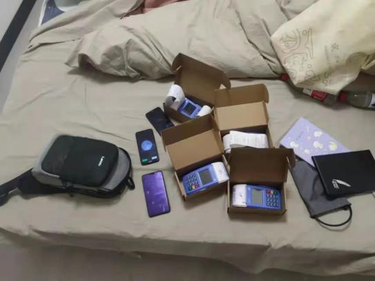 犯罪活动案，现场查获银行卡19张，作案手机5部，涉案流水金额500余万元。
