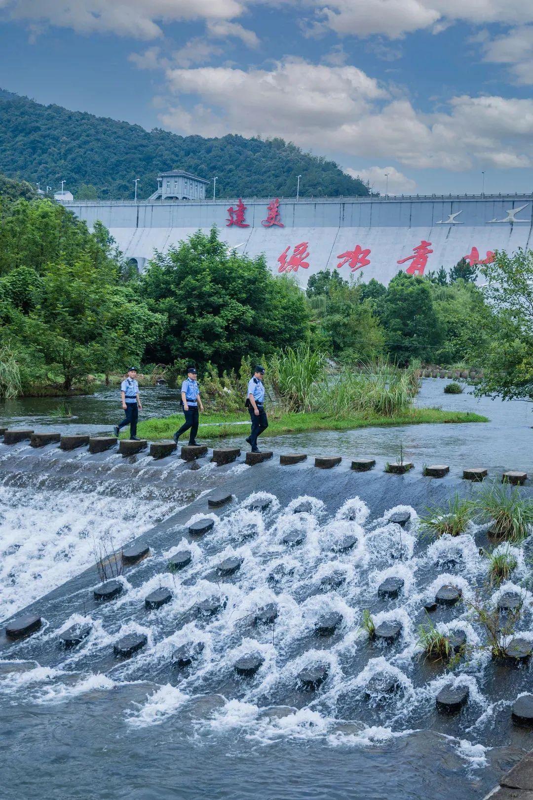 理念的排头兵"绿水青山就是金山银山"全力当好践行纵深推进护航生态