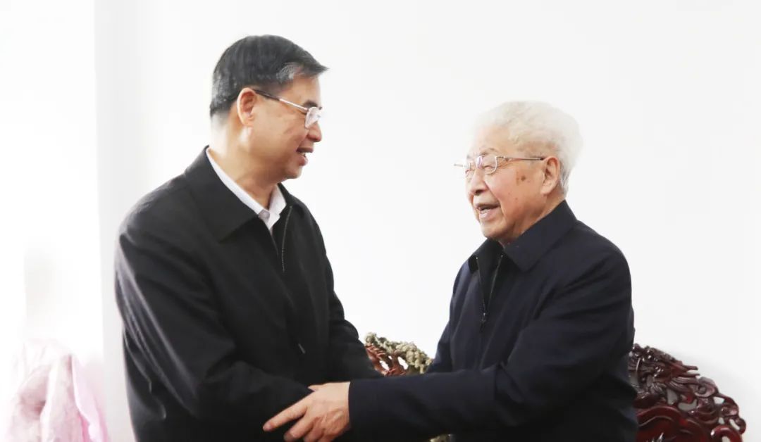 霍敏检察长看望慰问省检察院原党组书记,检察长郑义正▲霍敏检察长