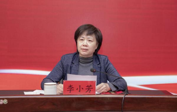 校党委副书记李小芳宣读学校受到上级表彰的先进集体和个人名单