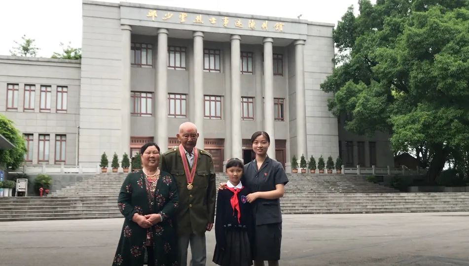 重庆最美家庭义方既训家道颖颖