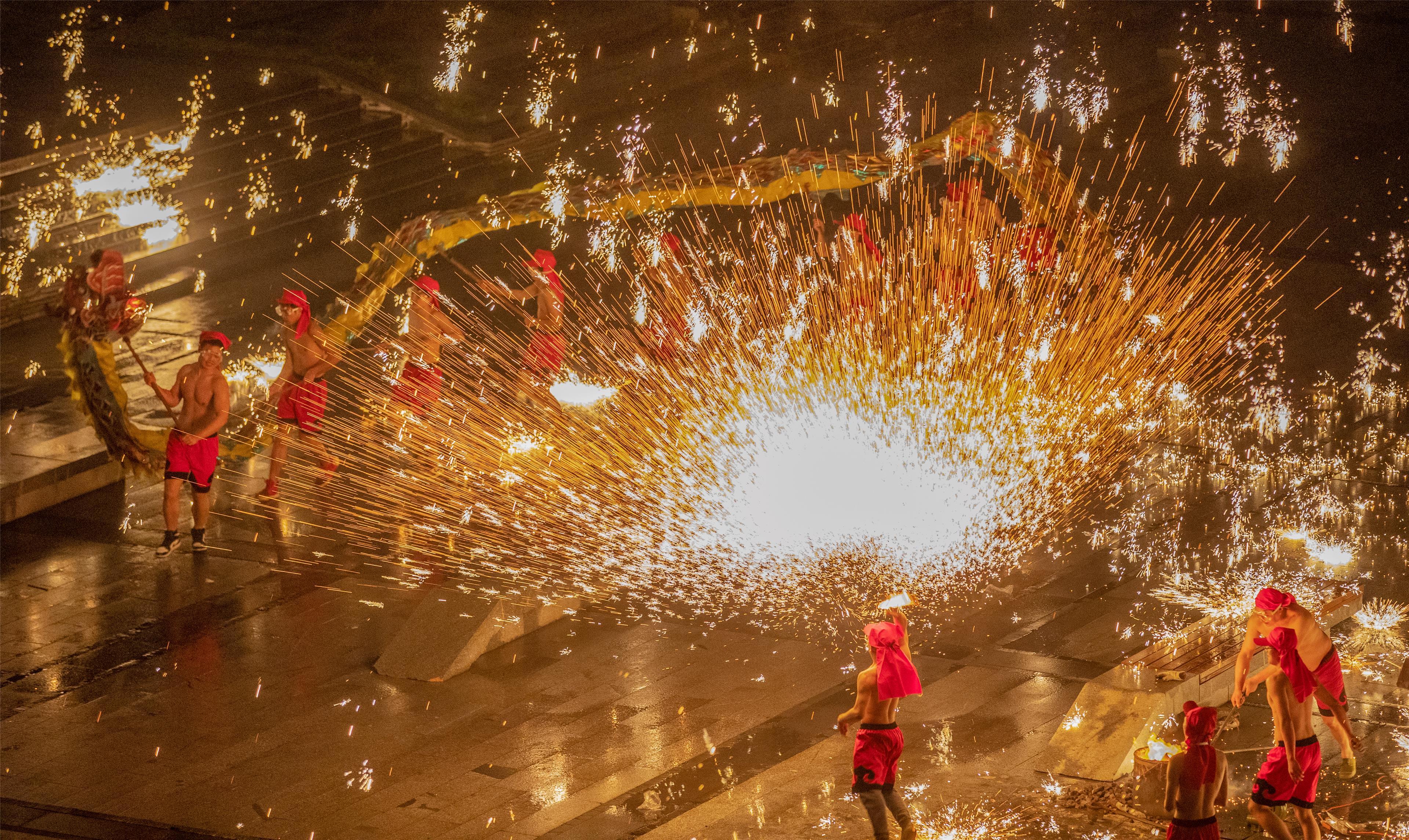渝见网络中国节春节磁器口打铁水喷火花火龙飞舞闹新春
