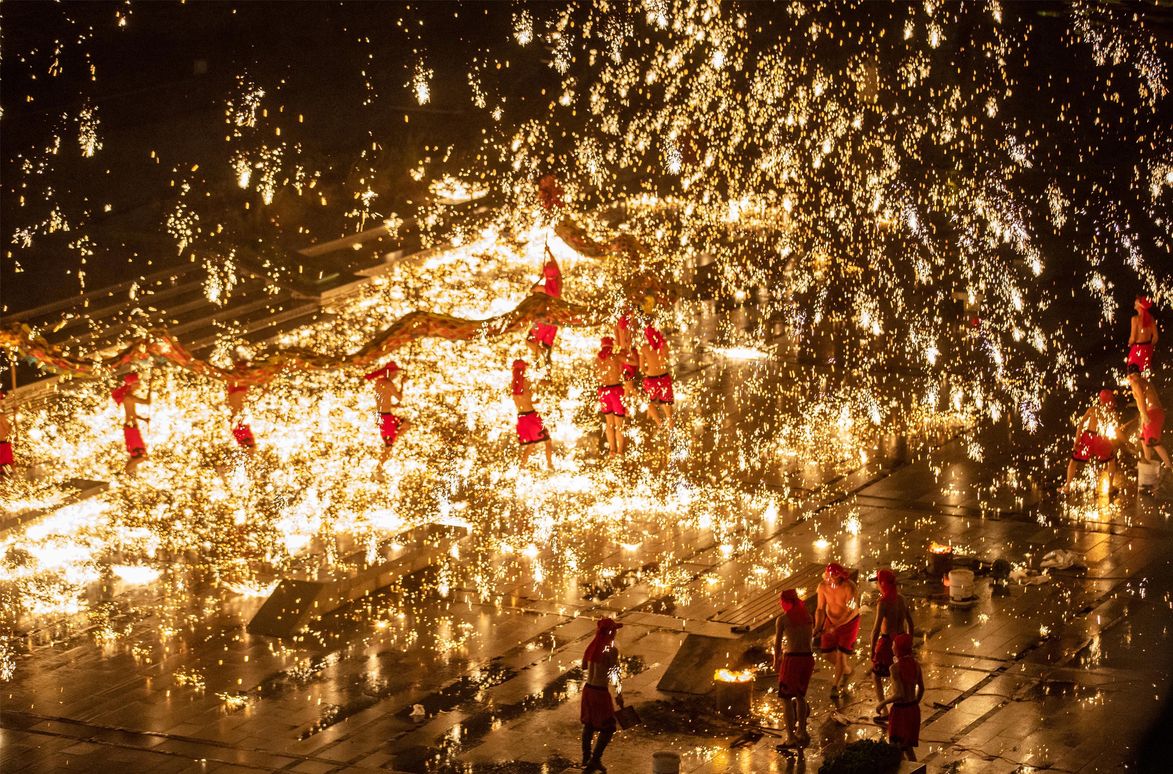 渝见网络中国节春节磁器口打铁水喷火花火龙飞舞闹新春
