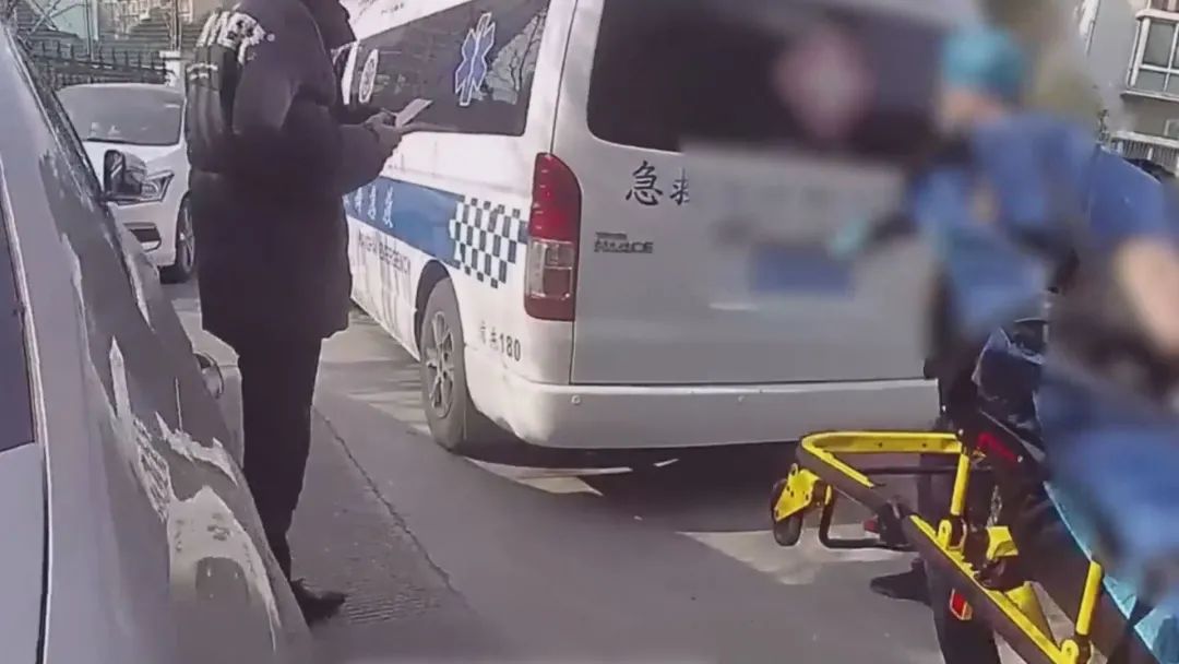 女子河中央岌岌可危民警及时出手相救