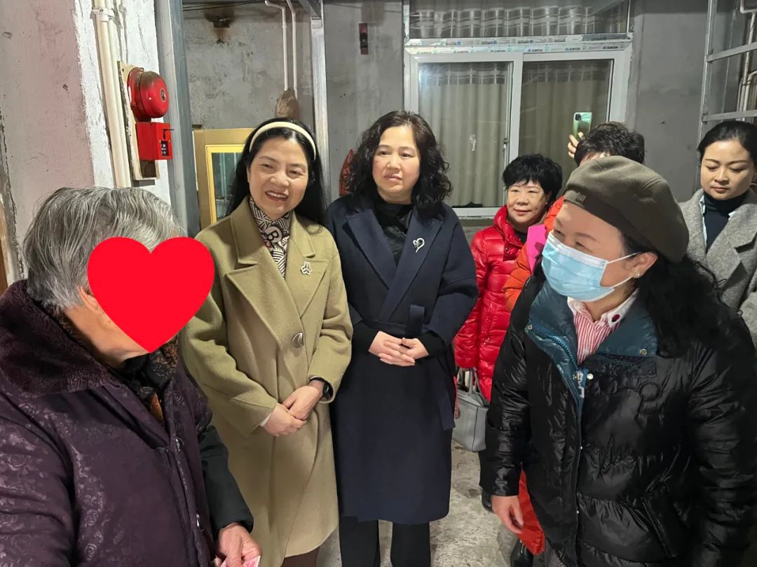 "在玉城街道玉兴村一户简陋的民房中,玉环市创业女性联谊会会长苏艳萍