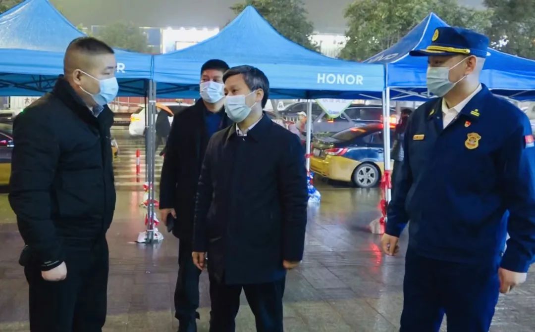 张超峰带队开展消防夜查