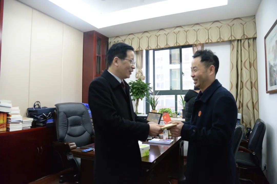 一行到衡东法院走访慰问 "全国法院人民法庭工作先进个人"许文韬同志