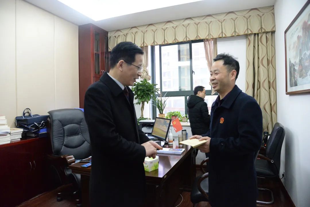 一行到衡东法院走访慰问 "全国法院人民法庭工作先进个人"许文韬同志