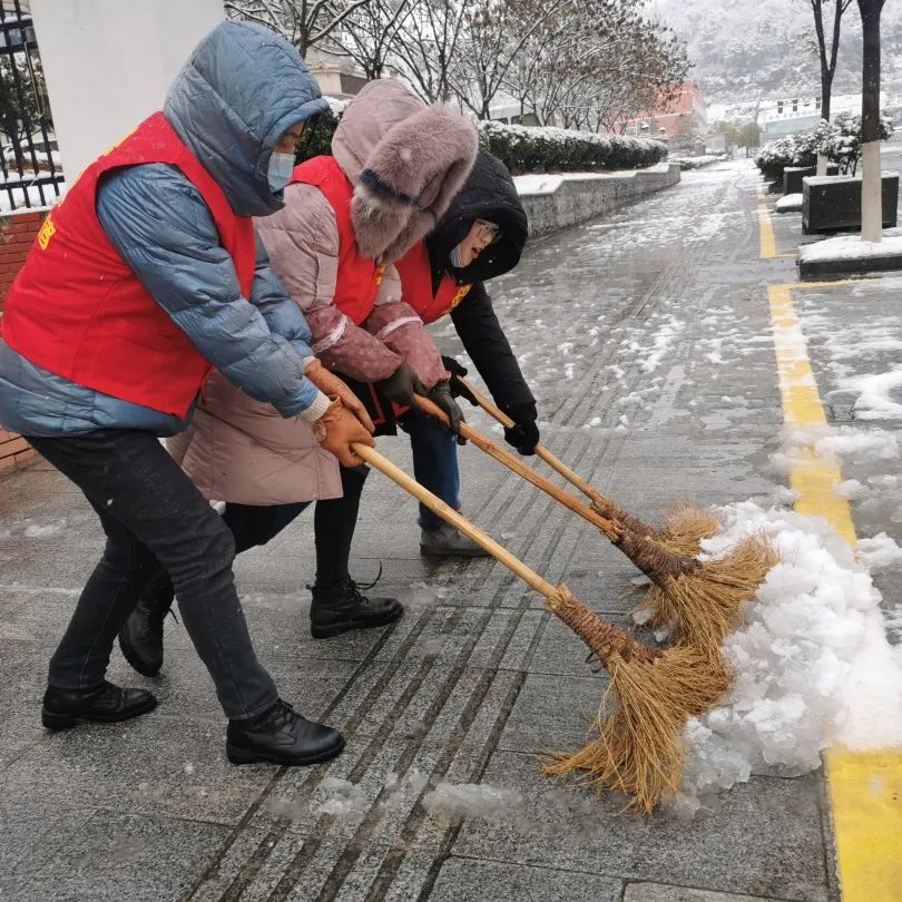 社区扫雪照片图片