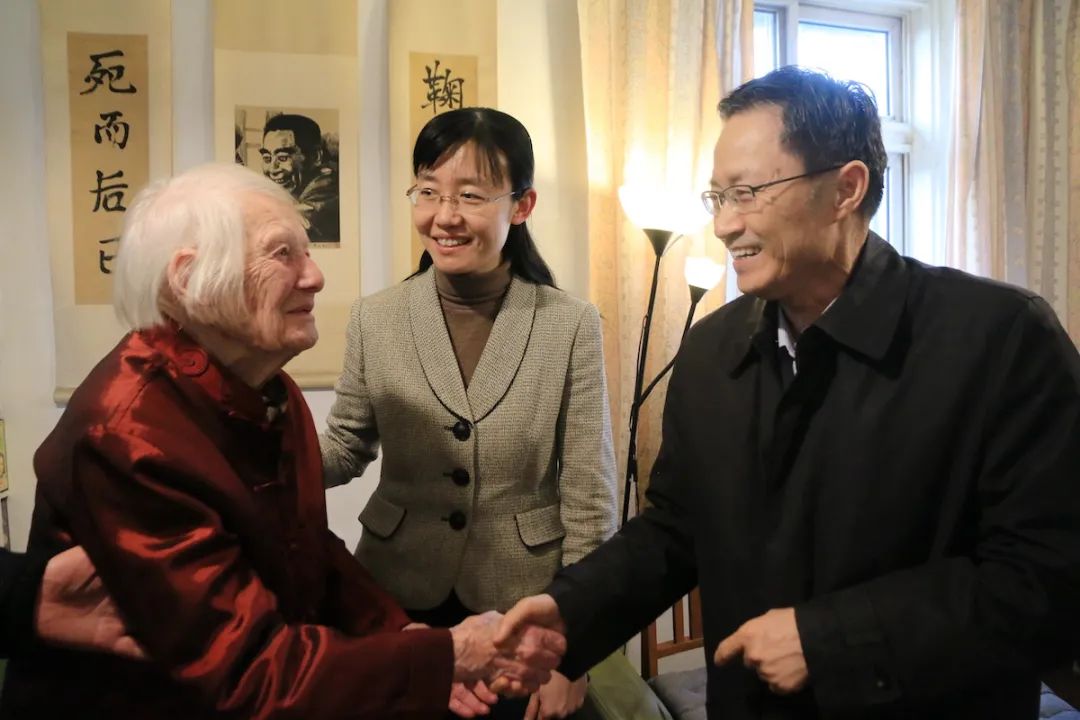 夫人黄浣碧李萌副部长看望外国老专家傅莱夫人江国珍李萌副部长看望外