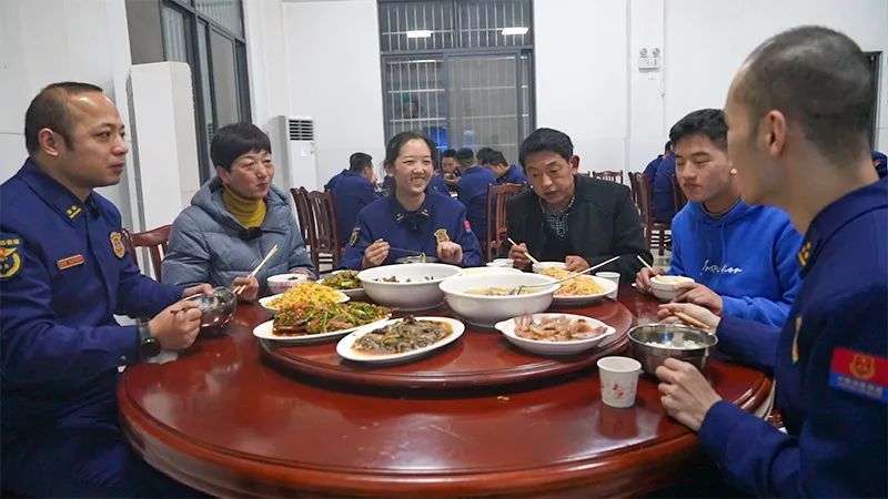 跨越千里为她做年夜饭她日思夜想的父母支队为她准备了一场暖心的惊喜