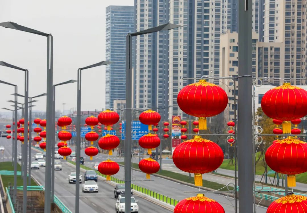 在节日期间营造喜庆祥和的浓厚氛围,自1月19日起,天府新区在天府大道