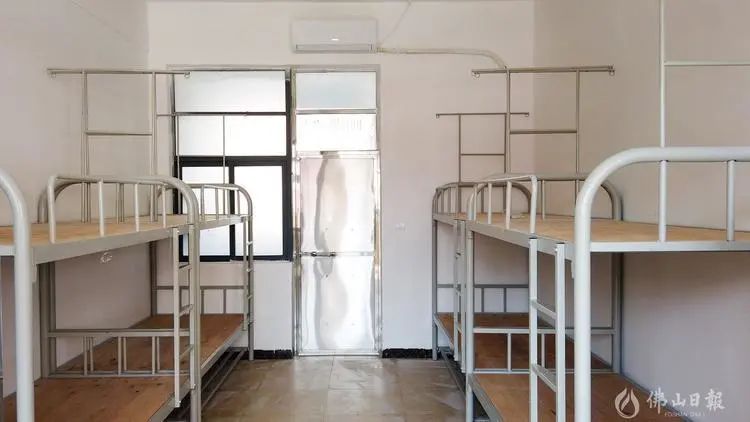 高明一中新建学生宿舍楼.目前,高明一中体育馆项目也在加紧建设中.