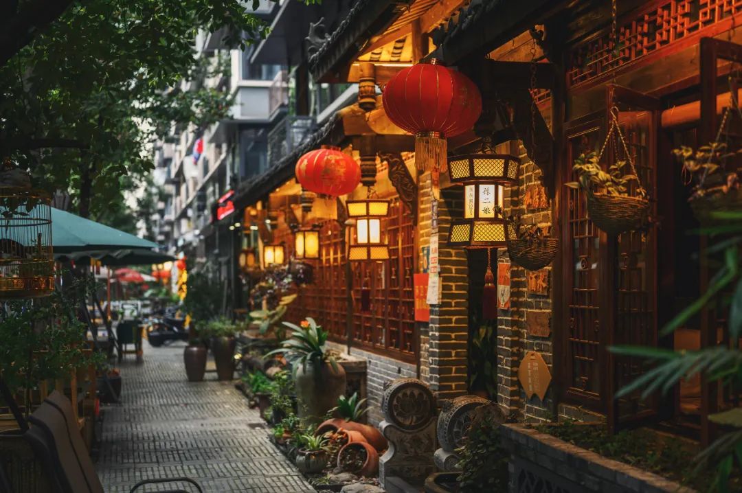 成都的街头巷尾缕缕烟火,抚慰人心迈入古朴的小巷川流不息,流光溢彩