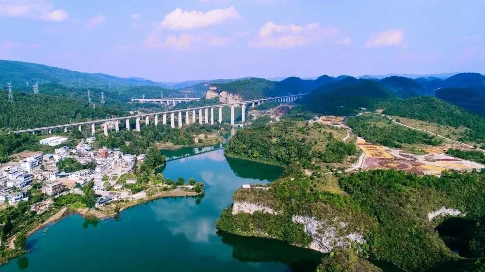 乡游黔中龙里县大岩村丨摘草莓观根雕感悟灵秀村庄之美