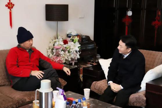 春节前夕,丽水中院党组书记,代院长张军斌上门走访慰问离退休老同志