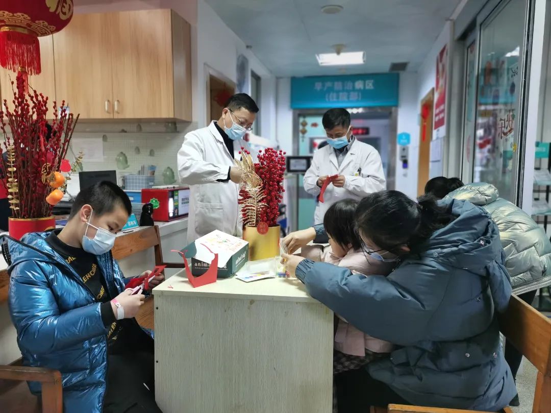 儿外科儿外科医务人员与患儿一起开展"迎新春剪纸"活动.