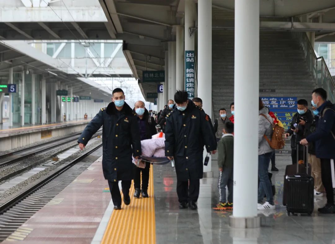 隨後,王海濤又立即聯繫z6次列車長吳廣明通知其做好重點旅客服務準備