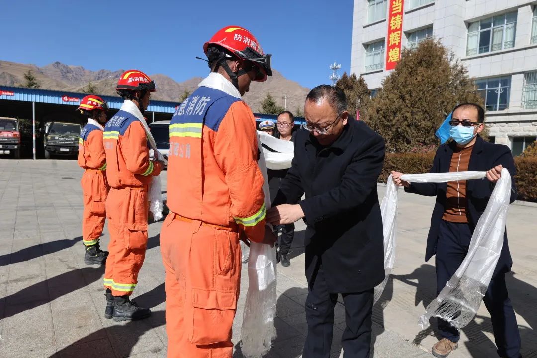 山南市委副书记市长次仁平措同志春节前夕带队慰问山南支队消防救援